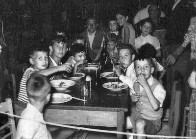 Nella grande festa estiva della Curt di Murun ai bambini veniva riservato un tavolo tutto per loro Estate 1957